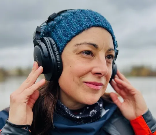 Estelle Transon, casque audio sur la tête, lors d'une session de prise de son