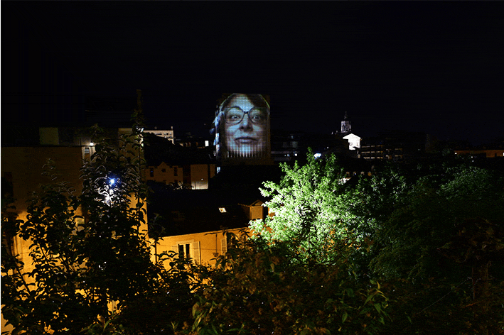 Projection du portrait sur la façade, place de l'Éperon